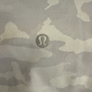 lululemon White and Light Gray Camo Leggings Skull detail Size 6 thumbnail 4