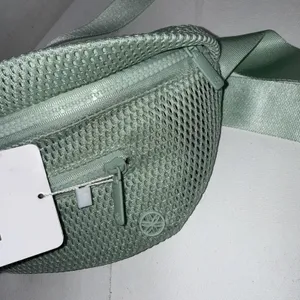 GAIAM Crossbody Belt Bag‎ Adjustable Microfiber Mint/Green Waist Fanny Pack NWT thumbnail 5