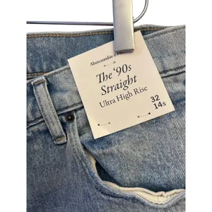 Abercrombie & Fitch Ultra High Rise 90s Straight Jean Size 32 Short Light WASH thumbnail 6