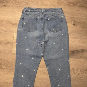 PacSun Mom Jean 29 or 8 Medium Wash Blue Embroidered‎ Daisy Floral Denim Pants thumbnail 5