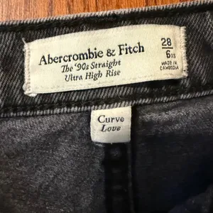 Abercrombie & Fitch 90s Straight Curve Love Jeans 28 6XS Washed Black High Rise thumbnail 4