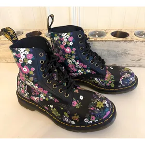 Dr Martens 1460 Pascal Boots Womens Size 8 Black Floral Leather Combat‎ Ankle thumbnail 3