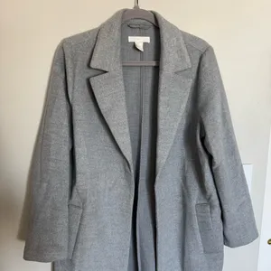 H&M Long Straight Cut Coat Jacket Light Gray Snap Closure Pockets Womens Size 8 thumbnail 2