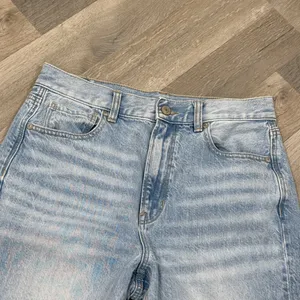 American Eagle Mom Jeans Women 6 Blue High Rise Straight Leg‎ Distressed Knee thumbnail 4