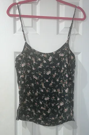 Honey Punch NWOT FLORAL SATIN CAMISOLE TOP Black floral printed sleeveless top thumbnail 3