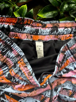 Lululemon Hot Hot Shorts Size 6 Tall thumbnail 8