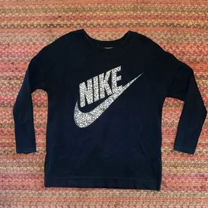 NIKE SILVER FOIL LOGO BLACK BASIC SWEATSHIRT thumbnail 1