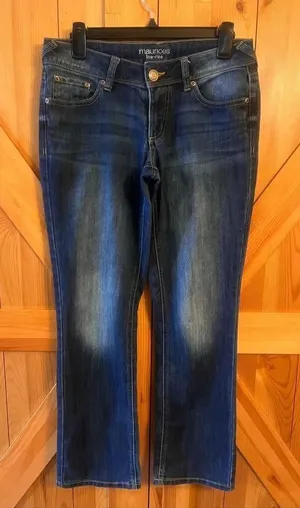 Maurices Jeans Women 2 Short Boot Cut Low Rise Dark Wash Distressed (1112) thumbnail 1