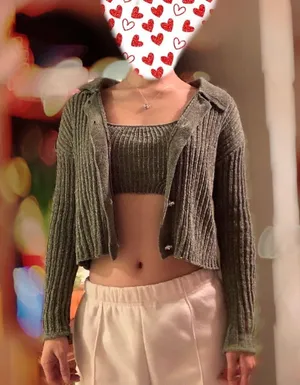 Lady’s sweater thumbnail 4