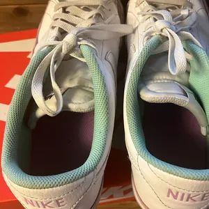 Nike Women's Nike court legacy white / fushia size 11.5 thumbnail 6