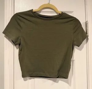 NWT Wild Fable Size S Olive Green Cropped Baby Tee Short Sleeve Crew Neck thumbnail 1
