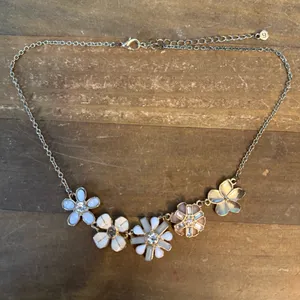 Liz Claiborne gold tone flower necklace thumbnail 2