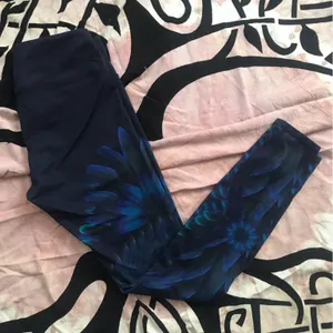 ALO YOGA feather leggings mid rise sz small inside pocket thumbnail 1