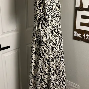 A new day Elegant Black and White Leaf Print maxi Dress size 4 thumbnail 4