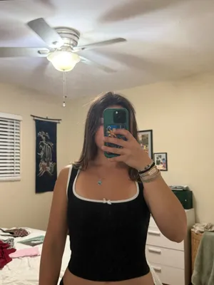 Black top white detail thumbnail 3