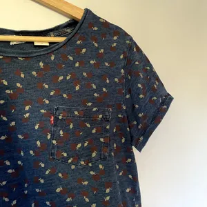 Vintage Levi's navy t-shirt apple design women's size large cotton top casual‎ thumbnail 2