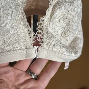 Victoria’s Secret Body by Victoria Cream Lace Bra Bralette Size Small thumbnail 5