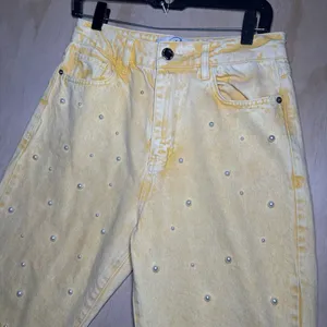 Yellow Pearl-Studded Denim‎ Jeans – Women’s Size L. NWT thumbnail 2