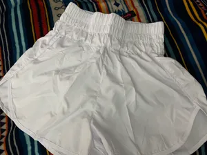 White Shorts Size M thumbnail 3