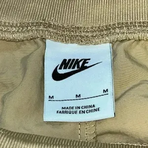 Nike Women’s Essential Woven Loose High Rise Curve Pants Shearling Pockets‎ Med thumbnail 6