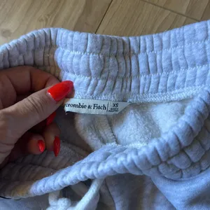 Abercrombie & Fitch Light Gray Joggers thumbnail 2
