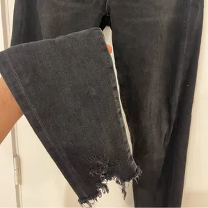 AGOLDE Sophie Mid Rise Ankle Jean in Shout Wash (Black) thumbnail 5