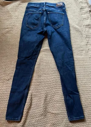 Hollister Jean thumbnail 3