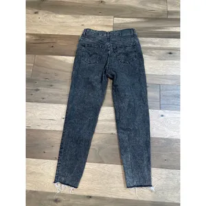 Y2K Levi’s Mom Jeans Black Button Fly -80s Style– Size 28 thumbnail 10