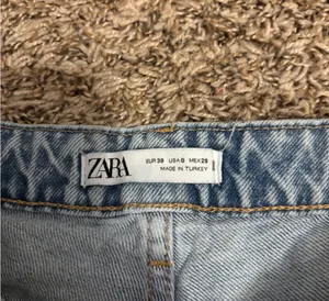 ZARA High Rise Straight Leg Jeans with Raw Hem – Size 6 / 28 thumbnail 2