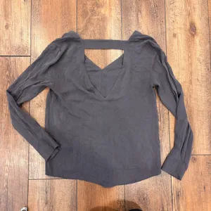 Aritzia Wilfred 100% Silk Charcoal Gray V Neck Open Back Blouse Women's Small thumbnail 4