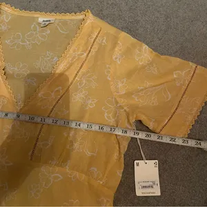 a.n.a Women’s Floral Yellow V-Neck Short Sleeve Blouse thumbnail 9