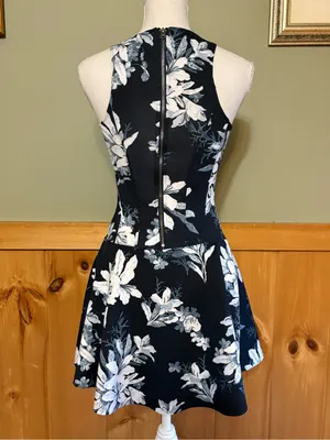Abercrombie & Fitch Navy and White Floral Mini Dress size XS thumbnail 4