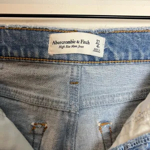 ABERCROMBIE- High Rise Mom Jean Distressed Denim Stretch Denim All Day Comfort thumbnail 6