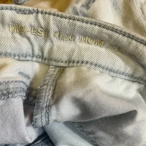 American Eagle Mom Shorts High Rise Bleached Distressed Cut Off Denim Shorts thumbnail 5