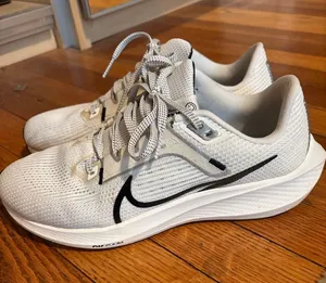 EUC Women’s Nike Air Zoom Pegasus 40 Running Shoes Size 9 thumbnail 1