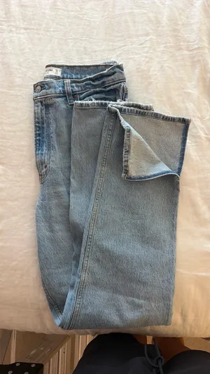 Abercrombie Curve Love Ultra High-Rise 90s Jeans thumbnail 2