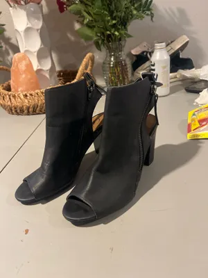 Celia Stylish black heeled booties with a modern and elegant design 👠 Perfect to elevate any outfit, whether casual or dressy. Featuring a comfortable block heel and side zipper for easy wear, these booties are both chic and practical. 💫 Sleek and versatile black design 👠 Comfortable block heel 🔒 Easy side zipper ✨ Perfect for day or night looks 📏 Size: Women’s 8 💖 Worn only once — in great condition ⚠️ Small minor scuff (shown in photos), barely noticeable thumbnail 6
