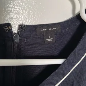 Ann Taylor Women's Size 0 Sleeveless Scoop Neck Blouse Tank Top Navy Blue White thumbnail 6