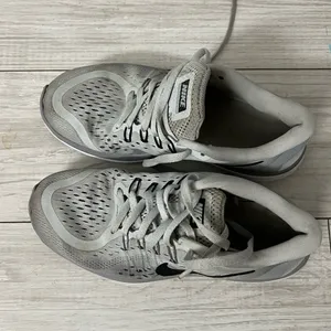 Nike Flex 2017 RUN woman’s Size 6.5 Pure Platinum Gray sneakers thumbnail 2