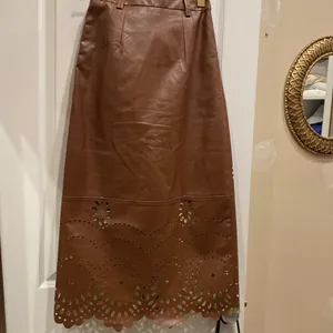 MIDI FAUX LEATHER SKIRT- XS. (Small tear see photo) thumbnail 4