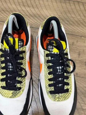 Woman Size 8 Nike Shoe thumbnail 4