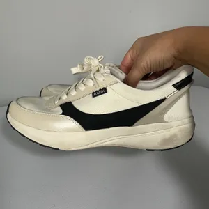 Kizik Paris Hands-Free Step In Sneakers Shoes Cream Black Women's Size 8 thumbnail 5