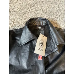 CIDER Women's Oversized Black Faux Leather Jacket Size XS‎ (A525) thumbnail 3