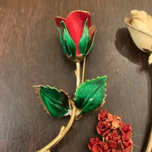 Three vintage rose brooches Red thumbnail 2
