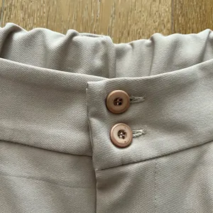 Tan Women's Shorts Size 2 thumbnail 6