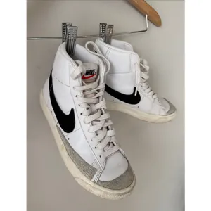 Nike Blazer Mid ‘77 Vintage White Black Leather Sneakers Women’s 7 thumbnail 2