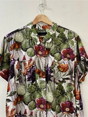 Wildfang Women's The Empower Short Sleeve Button-Up Shirt in Cactus Bloom Large thumbnail 3