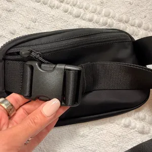 Lululemon Everywhere Belt Bag Black Adjustable Strap Crossbody Fanny Pack thumbnail 4