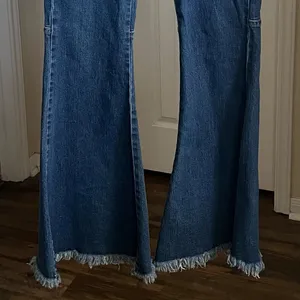 Women’s Wide Flare Jeans Size 27 thumbnail 3