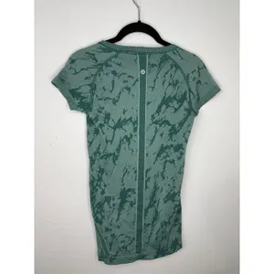 Lululemon Run Swiftly Tech Short Sleeve Shirt Size 4 Green Camo Athleisure thumbnail 2
